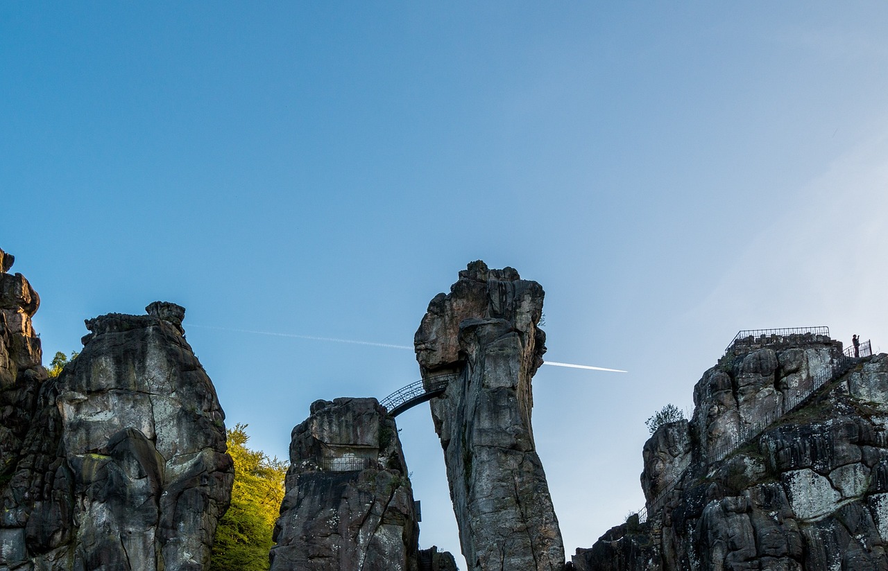 黄山，中国著名的风景旅游胜地，以其壮丽的自然景色和丰富的文化遗产而闻名。每年，成千上万的游客涌向黄山，希望一睹其风采。然而，近期一些游客在黄山山顶的厕所中过夜的新闻引起了广泛关注。