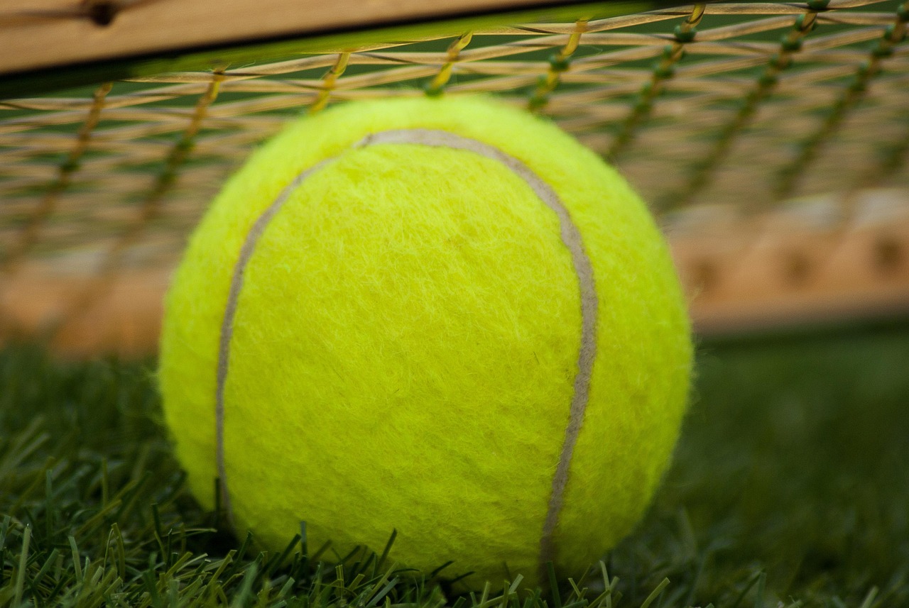 探索网球术语，从Tennis发音到球场上的术语