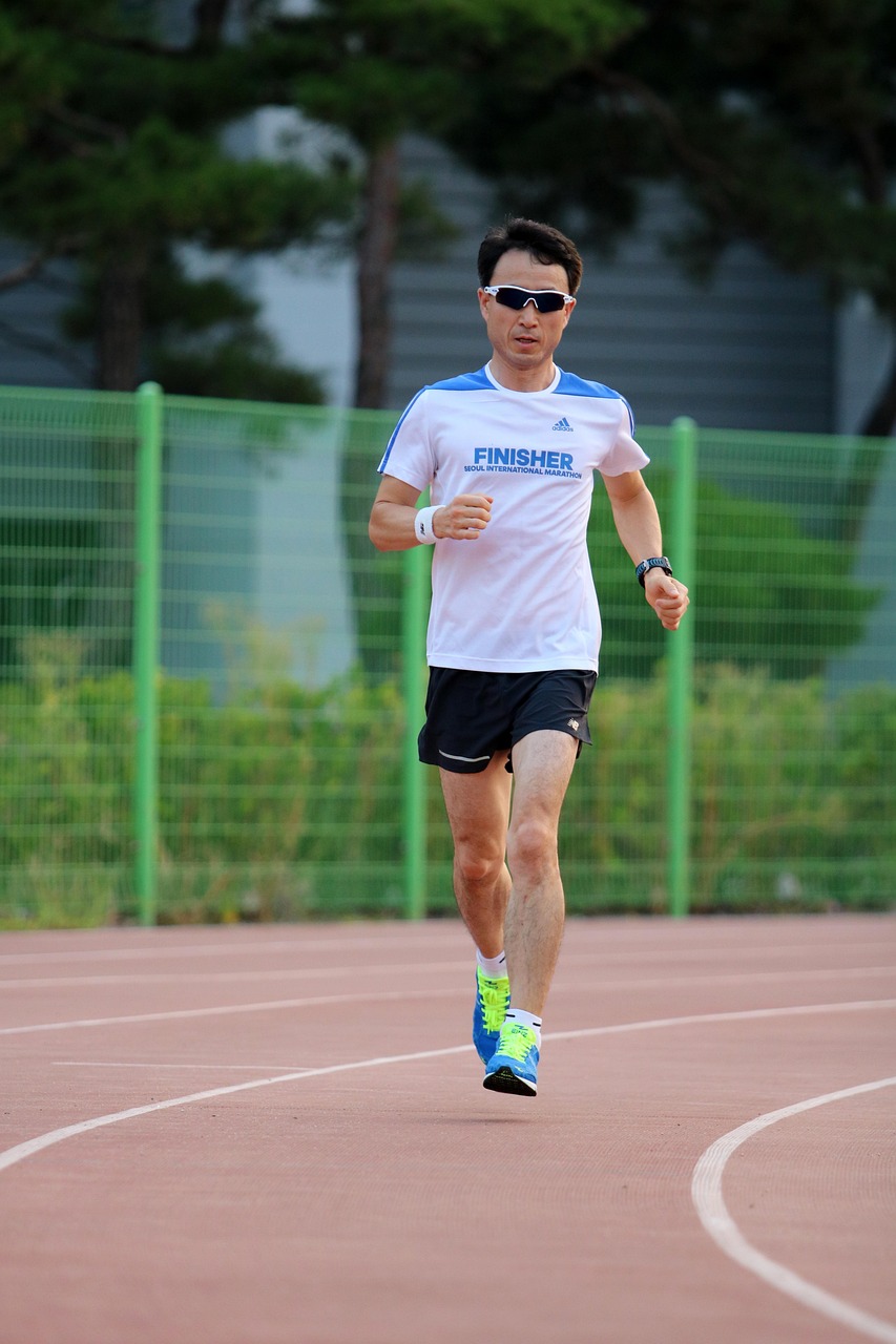 操场墙上的体育运动图片，激发学生运动激情的无声力量