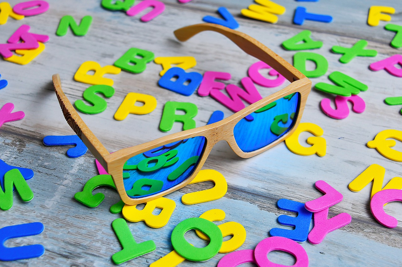 色彩与字母的交响，探索美术教室英语的魅力